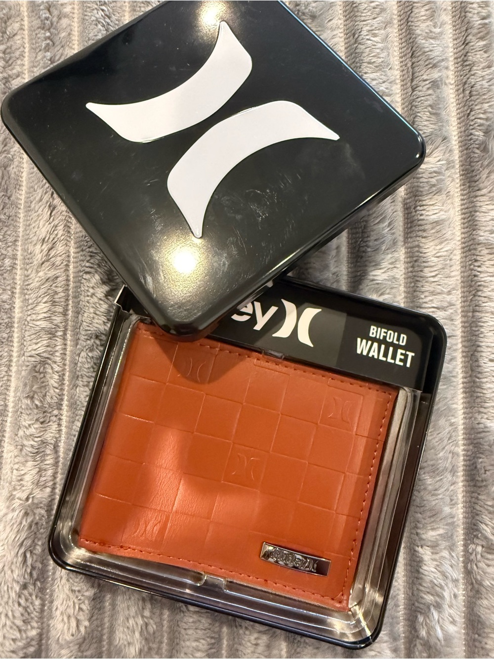 NWT Hurley Men's Cognac Bifold Wallet in Collector Tin Box